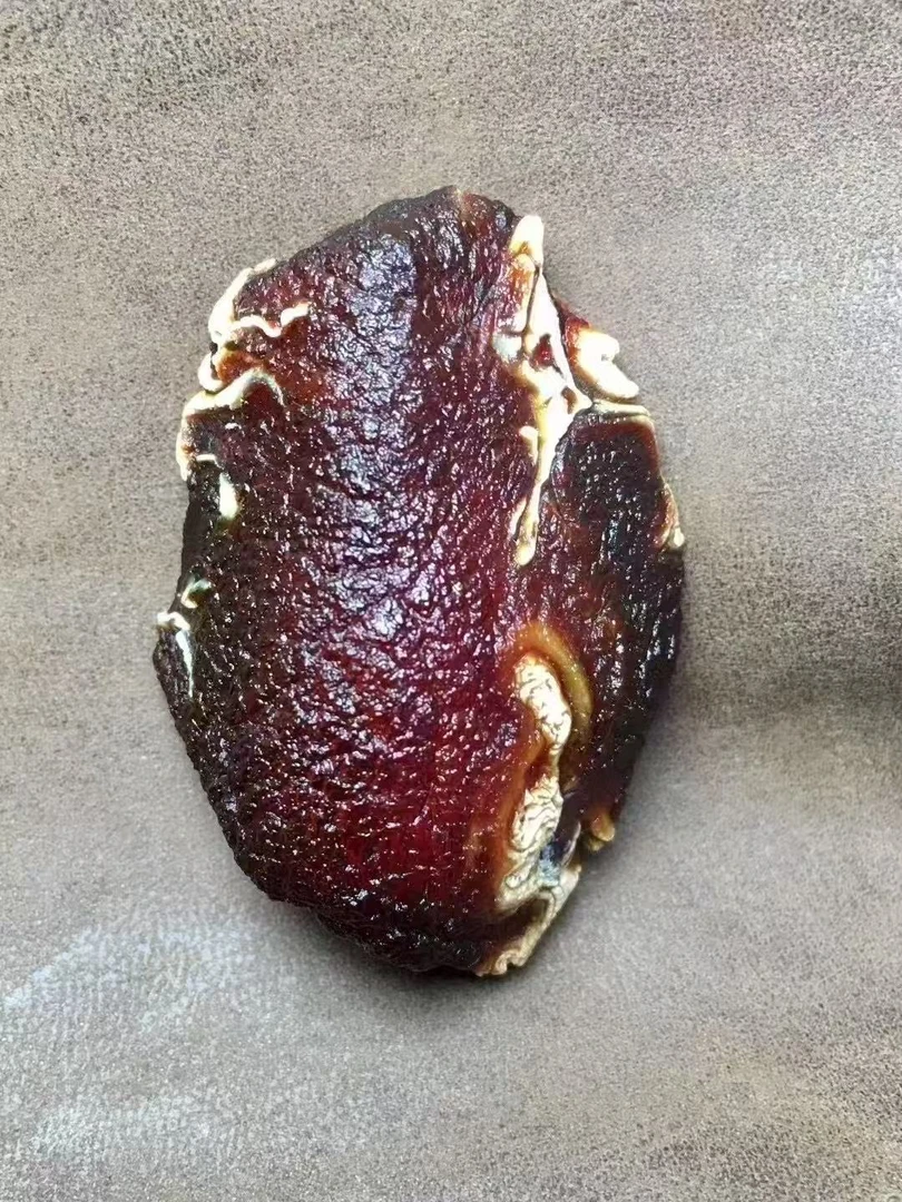 天然蜡原石吊坠，红皮白蜜纹，天然的“小青龙”图案，是你的专属！