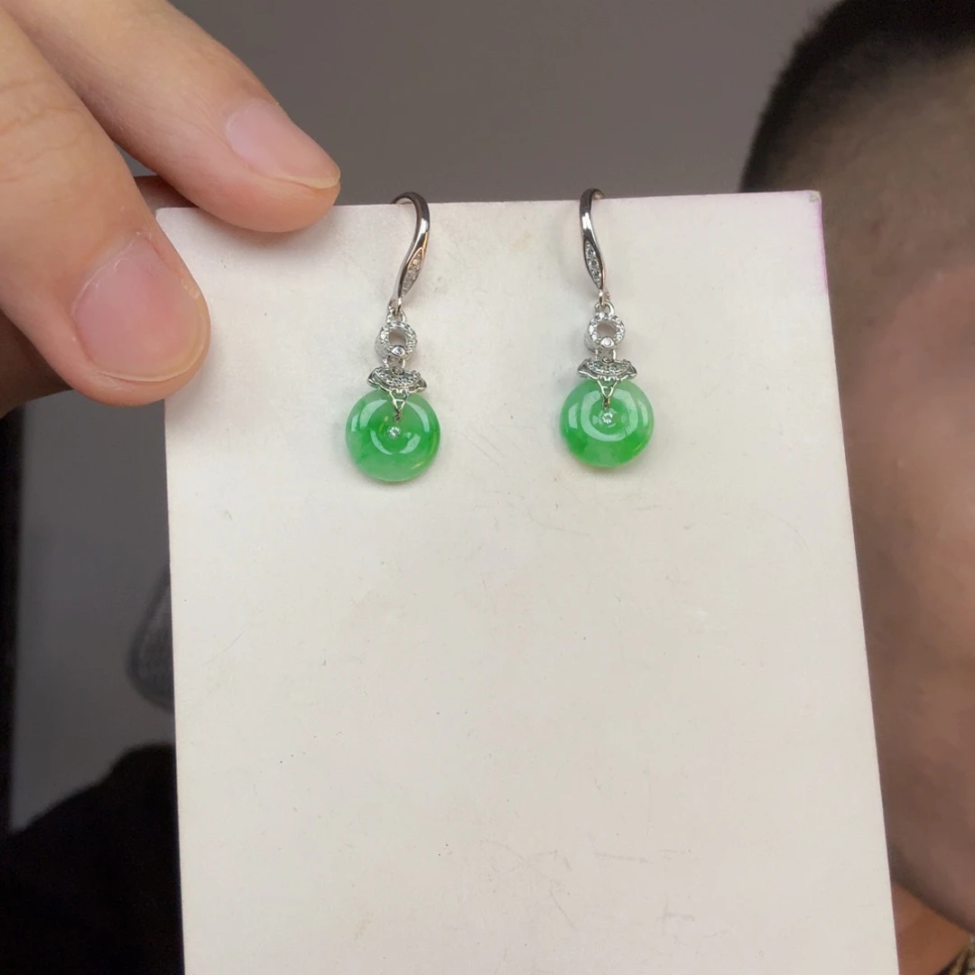 翡翠未镶嵌颈饰一对