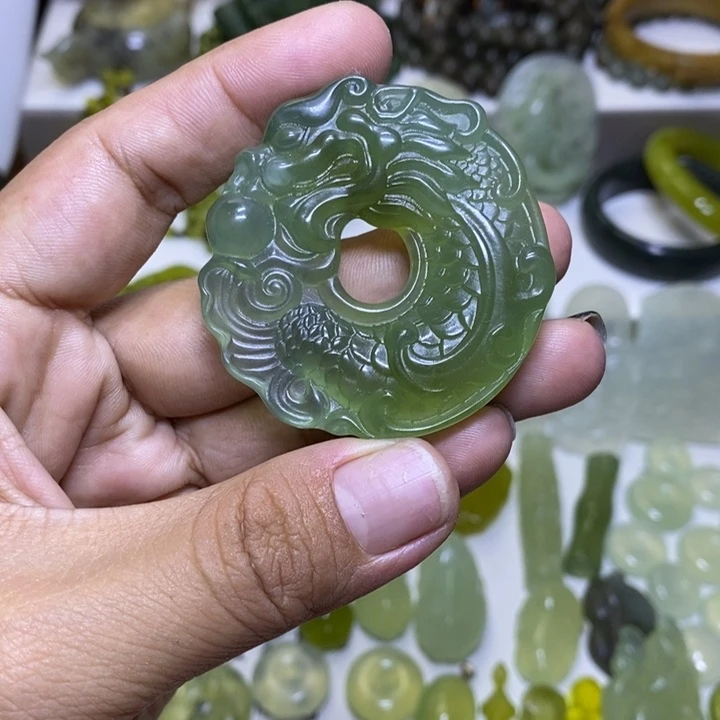 蛇纹石玉未镶嵌颈饰