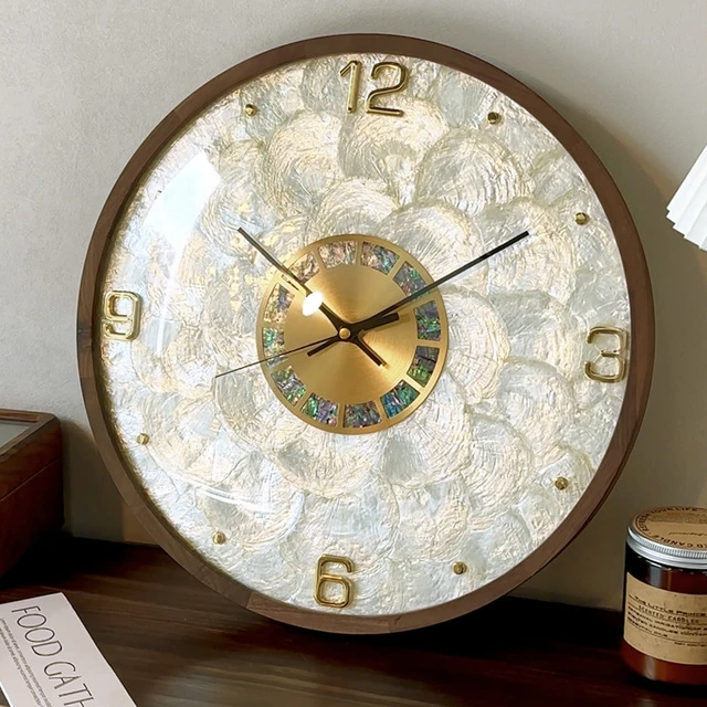 轻奢贝壳实木挂钟表家用客厅表挂墙简约表2025新款高级感创意时钟