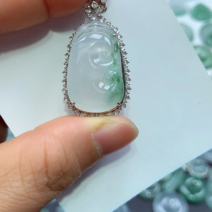 翡翠18K金镶嵌颈饰如意