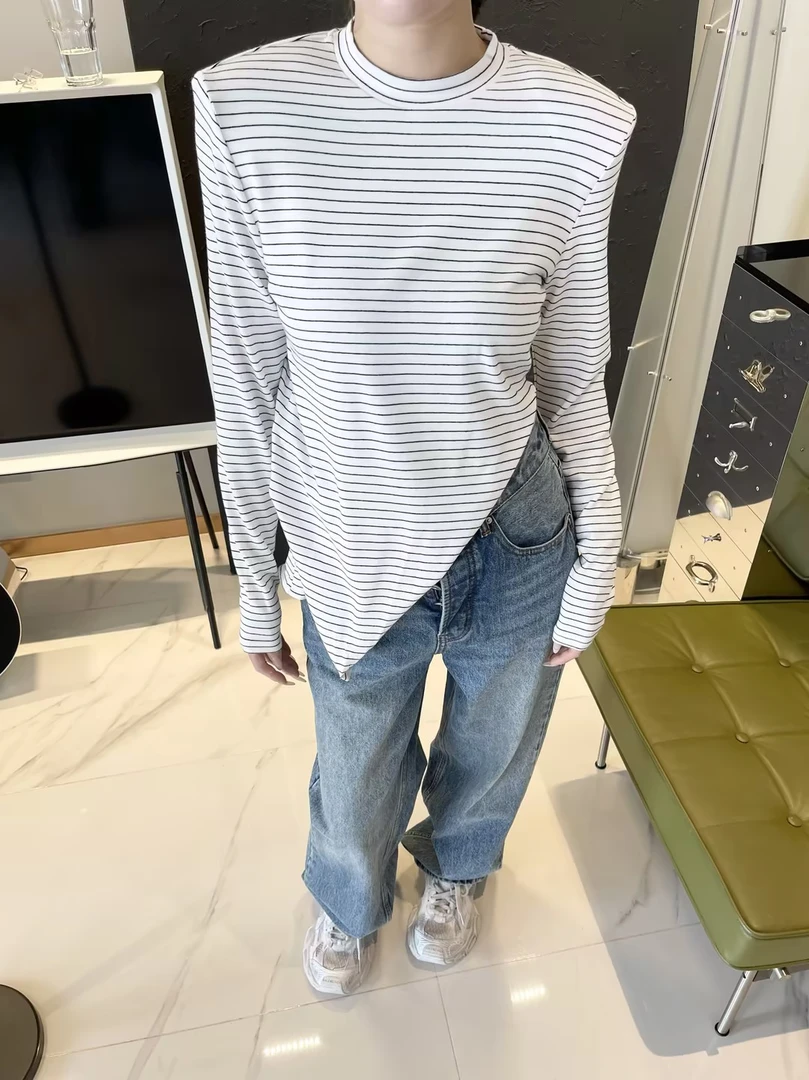 KIOKWANG//不规则下摆设计感 黑白条纹圆领长袖垫肩修身上衣