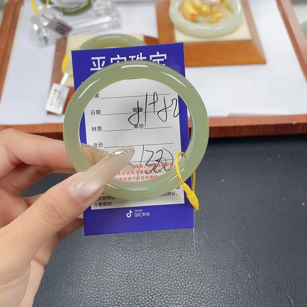 ****࿐和田玉未镶嵌手镯