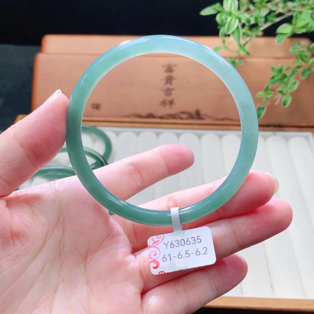 未镶嵌手镯（圆镯）翡翠