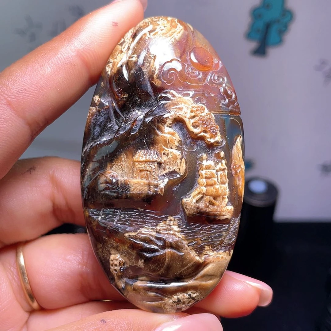 琥珀裸石未镶嵌。