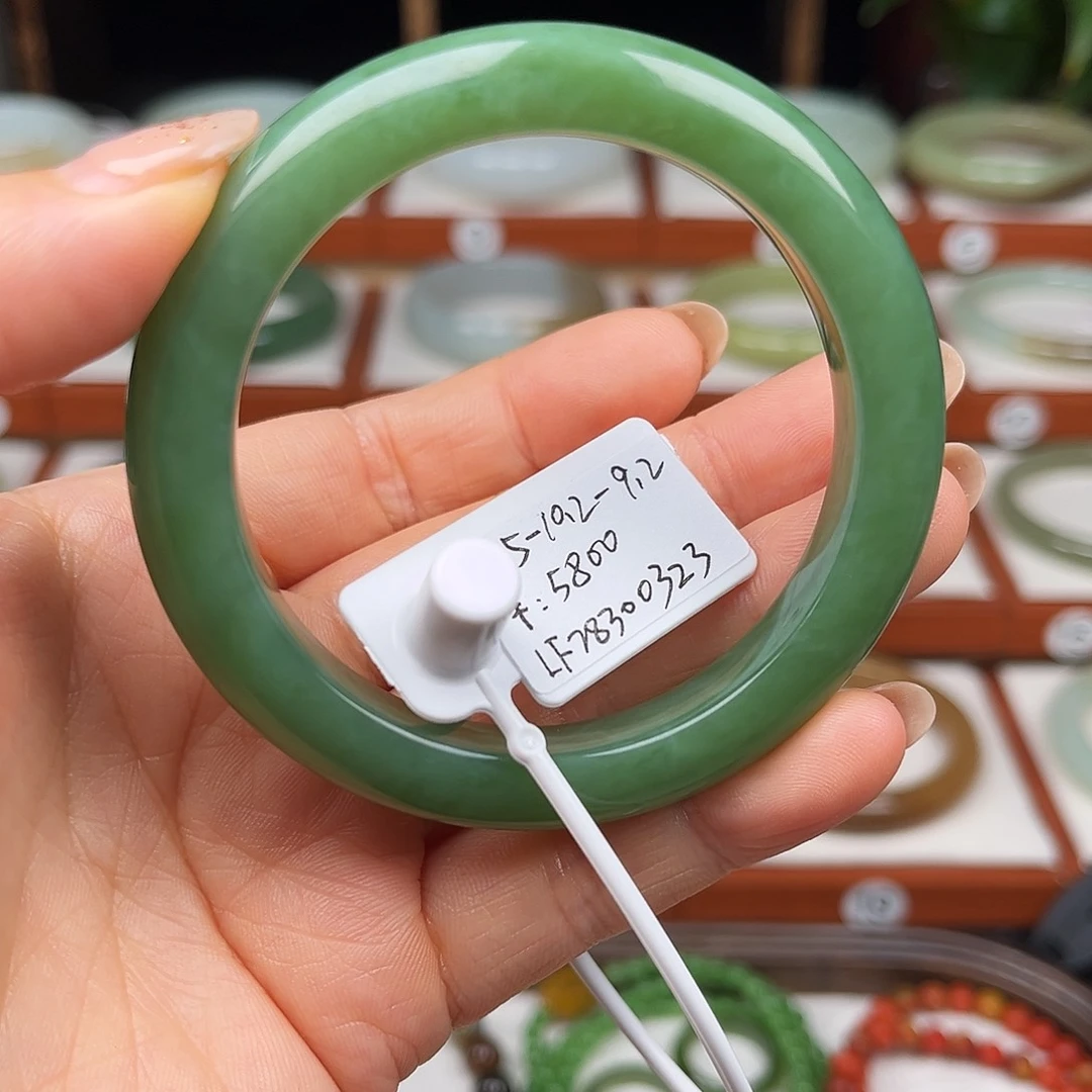 豆***乖和田玉手镯未镶嵌