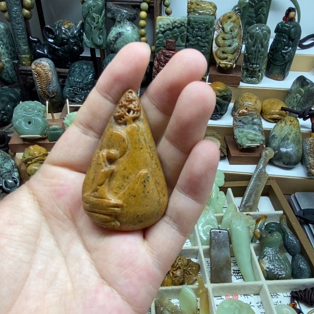 未镶嵌岫岩河磨玉（透闪石质玉）把件
