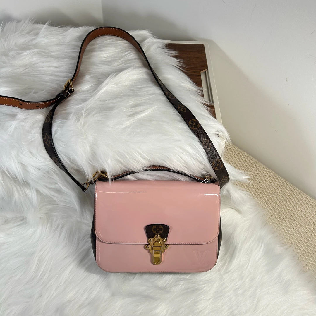 95新 LouisVuitton/路易威登 老花粉色漆皮锁扣邮差包 且曼