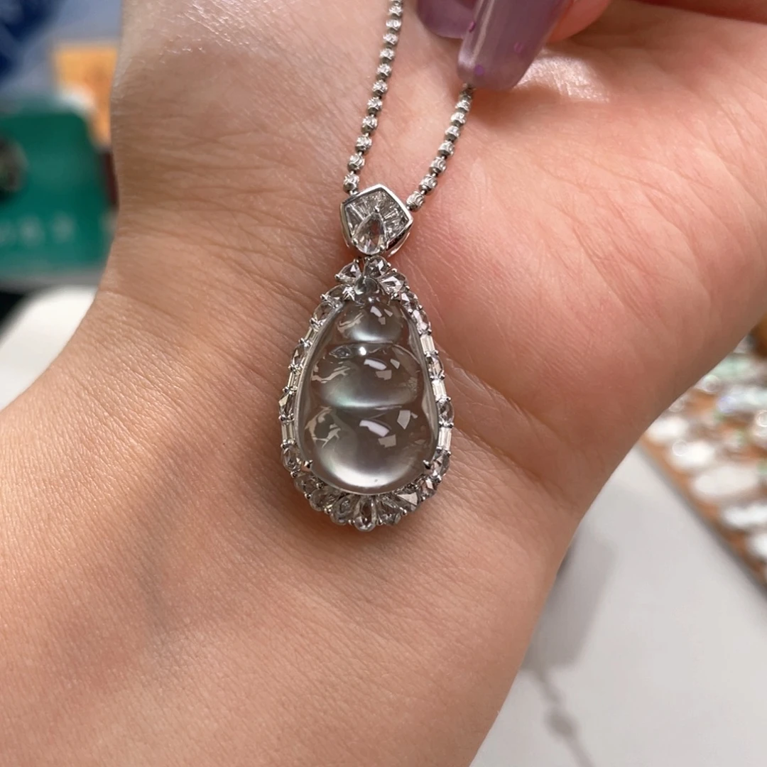 翡翠18K金镶嵌颈饰豆子