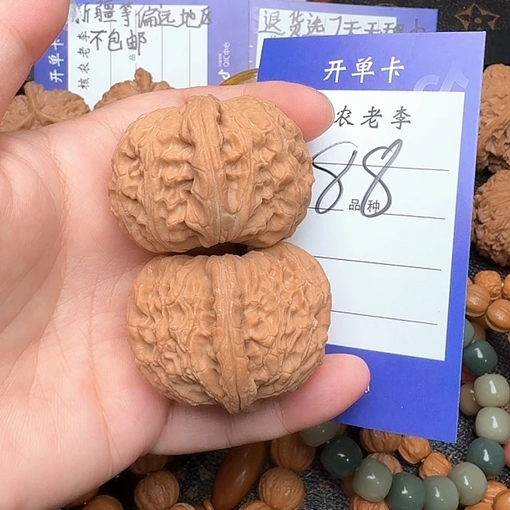 文玩核桃吊坠白狮子40尺