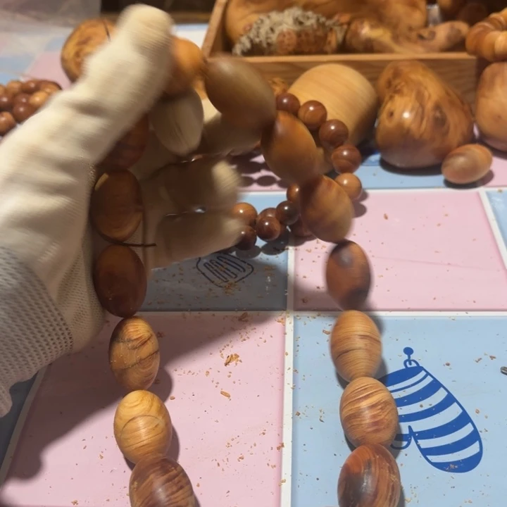 狼***心木质类橄榄珠瑕疵手持一条