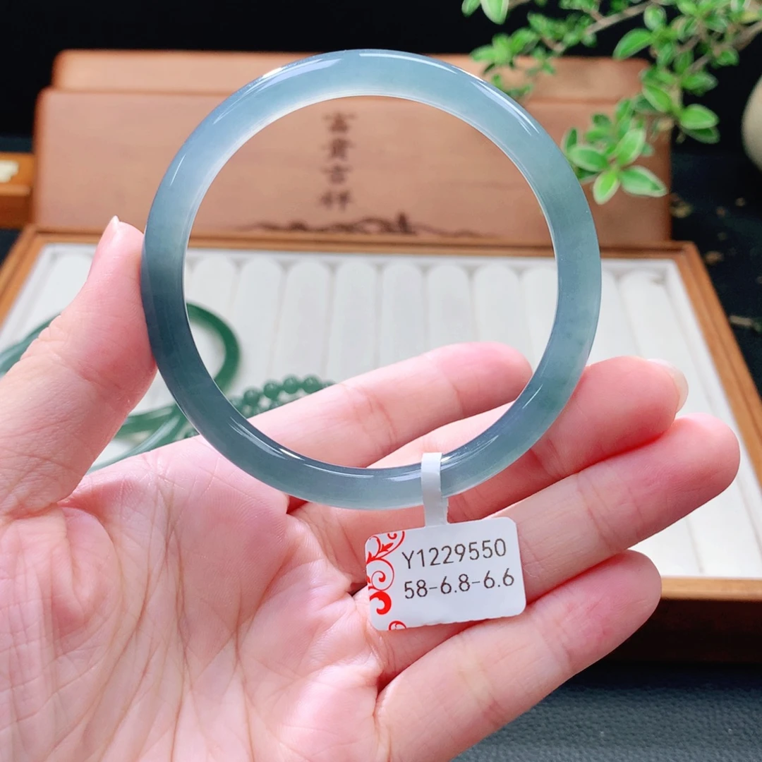 翡翠未镶嵌手镯（圆镯）