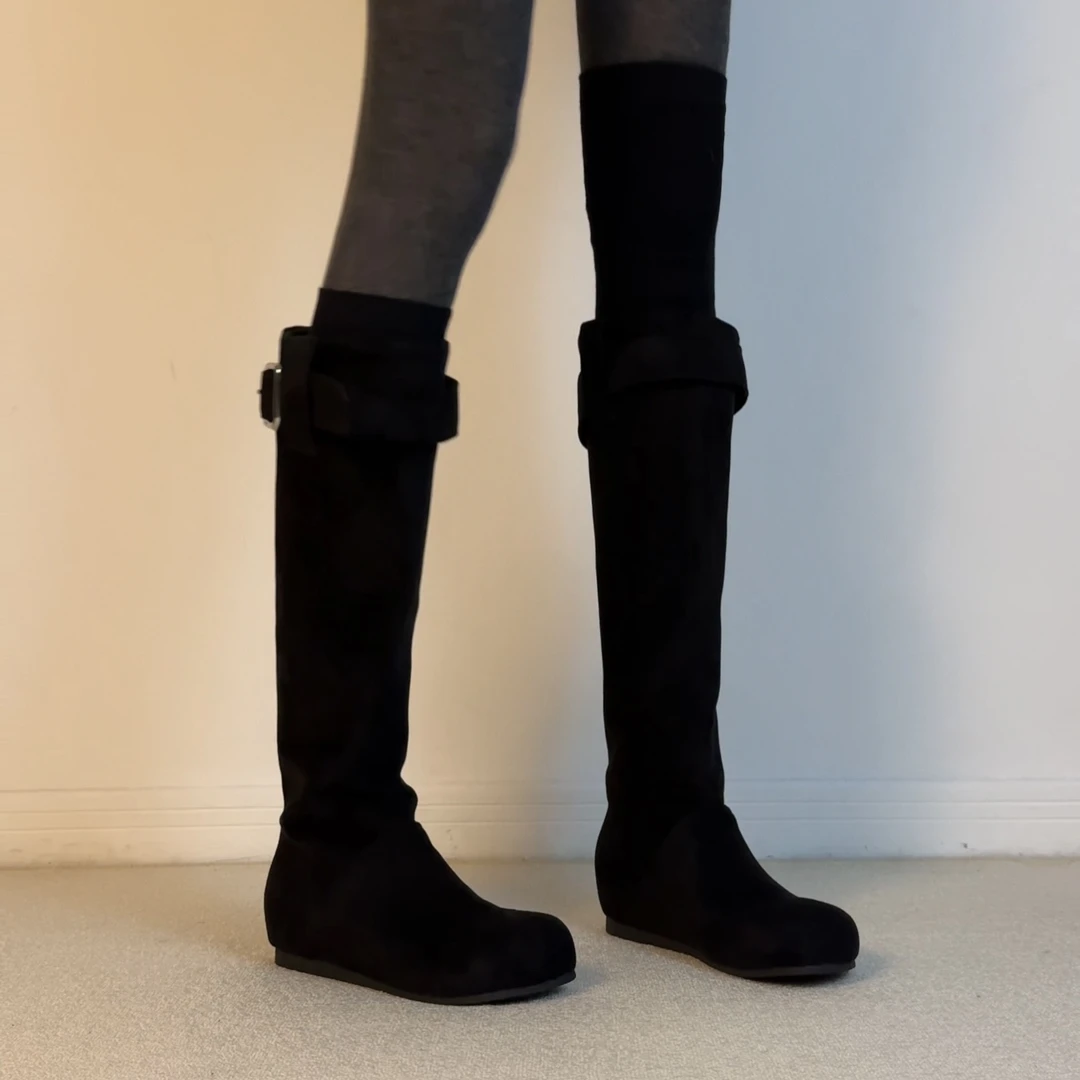 六也「乖萌芒果头」韩版增高圆头绒面宽筒皮扣带显瘦长靴女 L1192