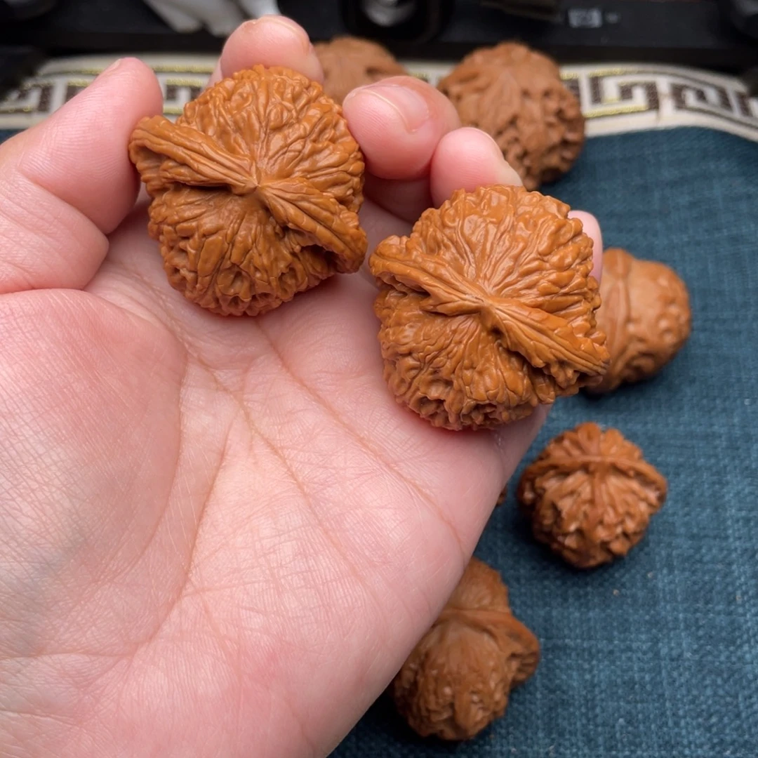 把件文玩核桃红皮大克重白狮子43