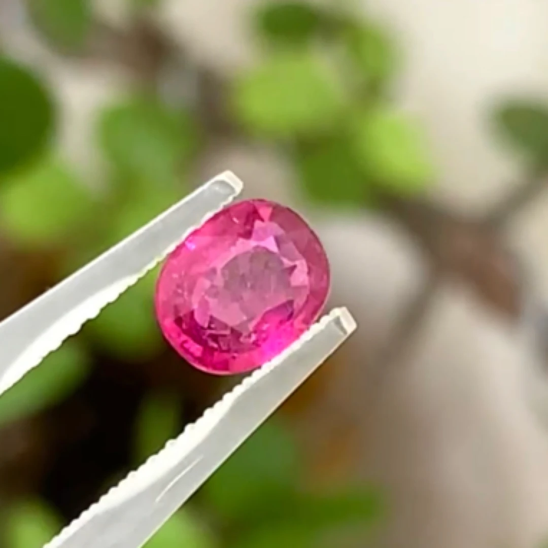 卢比莱粉红碧玺0.61克拉颜色鲜艳荧光感满满晶体通透火彩满荧光