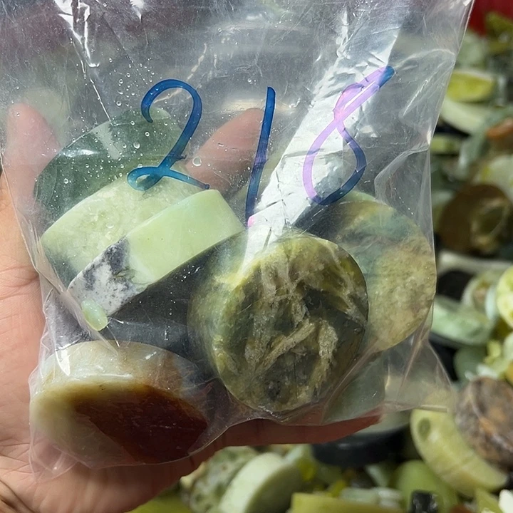 珮***云未镶嵌蛇纹石玉鱼缸石，盆景石