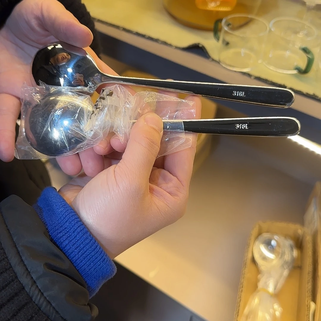 A8高硼硅玻璃杯周边两只