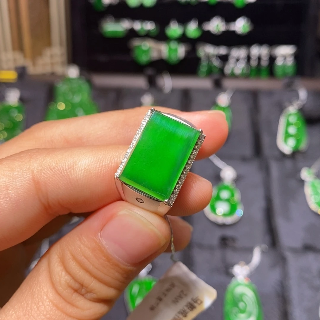 18K金镶嵌戒指翡翠天然翡翠