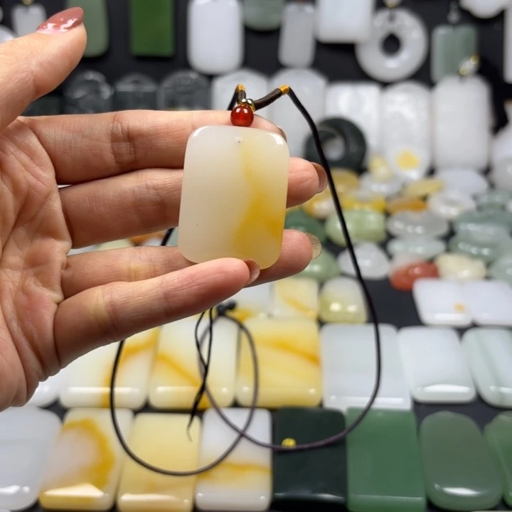 石英质玉（金丝玉）未镶嵌颈饰