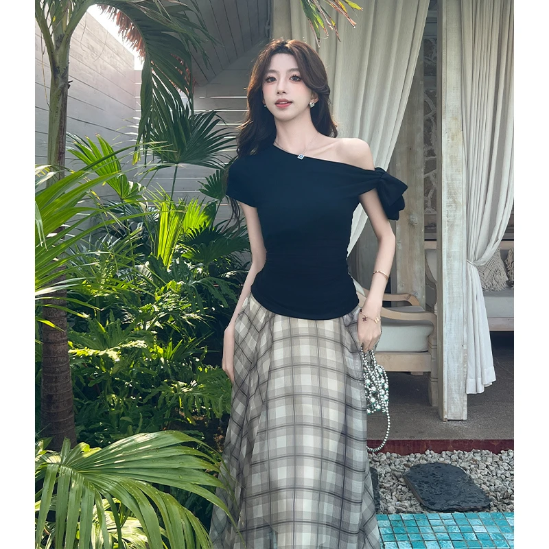 2025夏新黑色短袖T恤女修身显瘦设计感露肩辣妹斜肩系带上衣