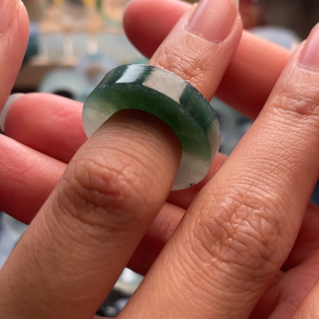 定制翡翠未镶嵌小**手戒指