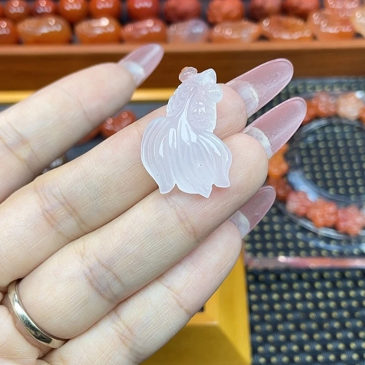 南红玛瑙足铂镶嵌颈饰金鱼