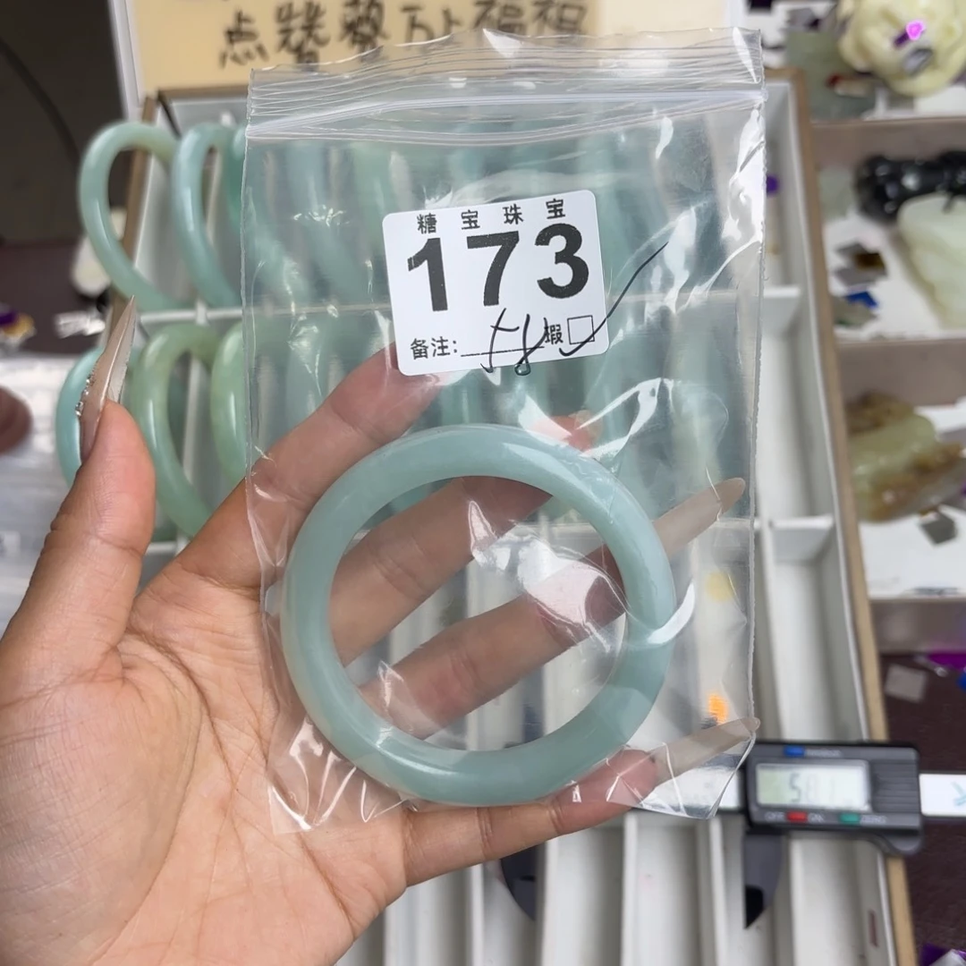 未镶嵌蛇纹石玉手镯暴***柿