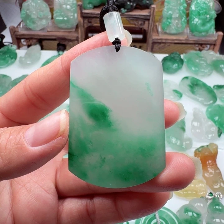 颈饰未镶嵌石英质玉