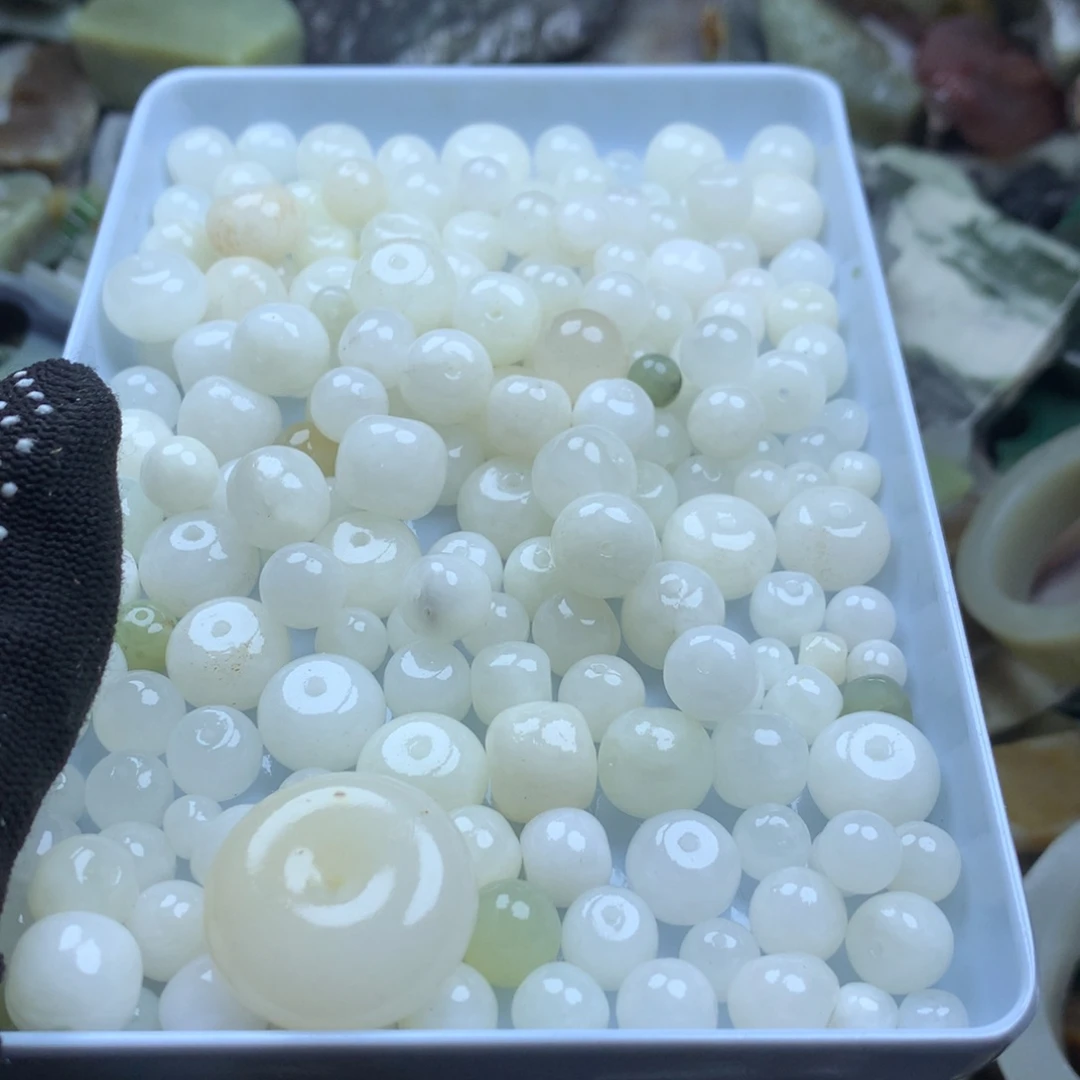 和田玉未镶嵌边角料搬*工