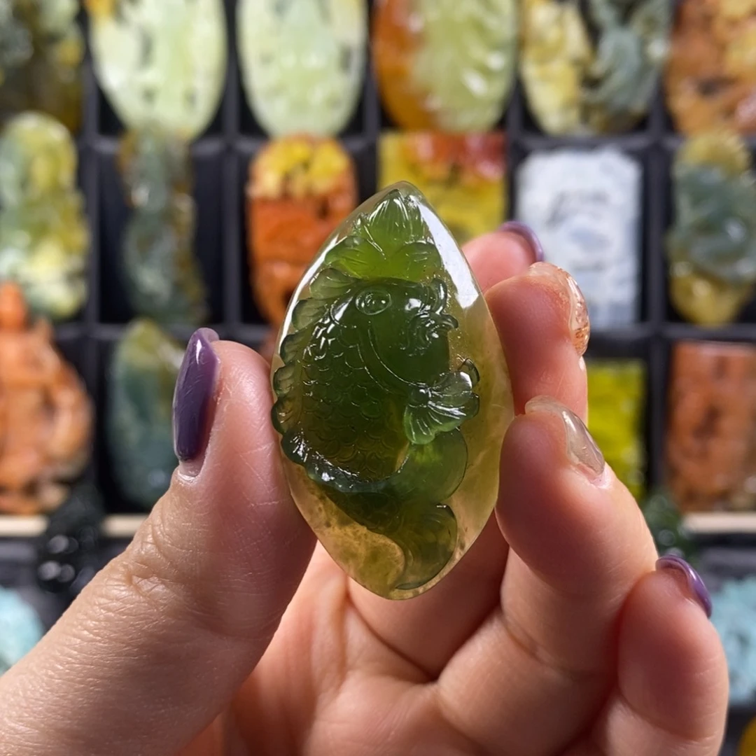 蛇纹石玉颈饰合金