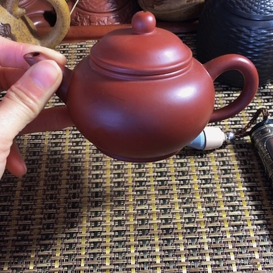 紫砂茶壶原矿泥料手工制作的紫砂壶。