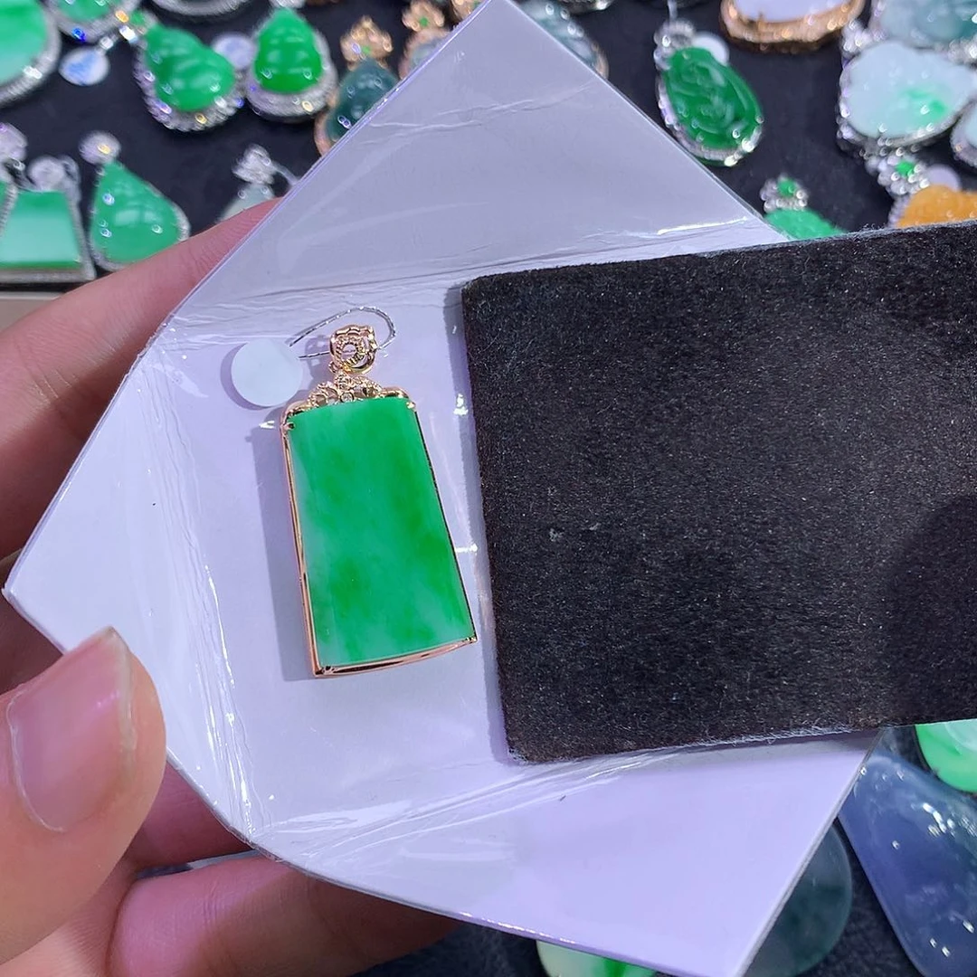 翡翠18K金镶嵌吊坠(赠链)