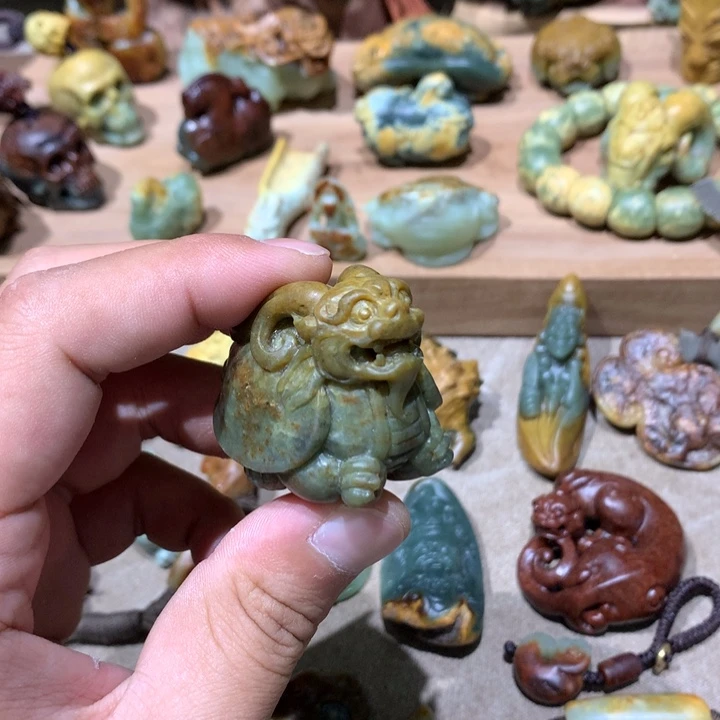 未镶嵌岫岩河磨玉（透闪石质玉）把件