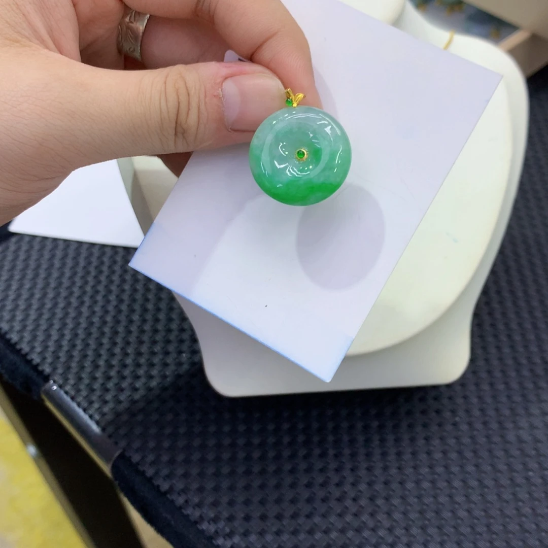 翡翠18K金镶嵌颈饰翡翠