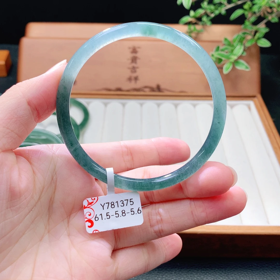 翡翠未镶嵌手镯（圆镯）