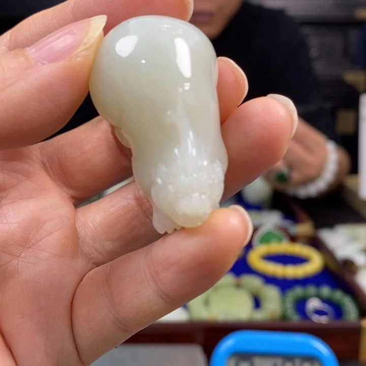 平***心和田玉未镶嵌颈饰