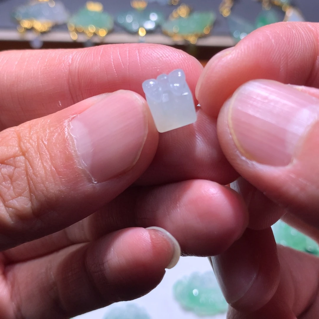 翡翠未镶嵌颈饰蝴蝶结印章