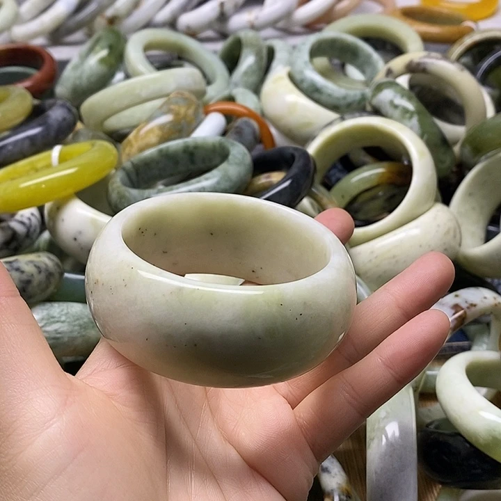 蛇纹石玉未镶嵌手镯