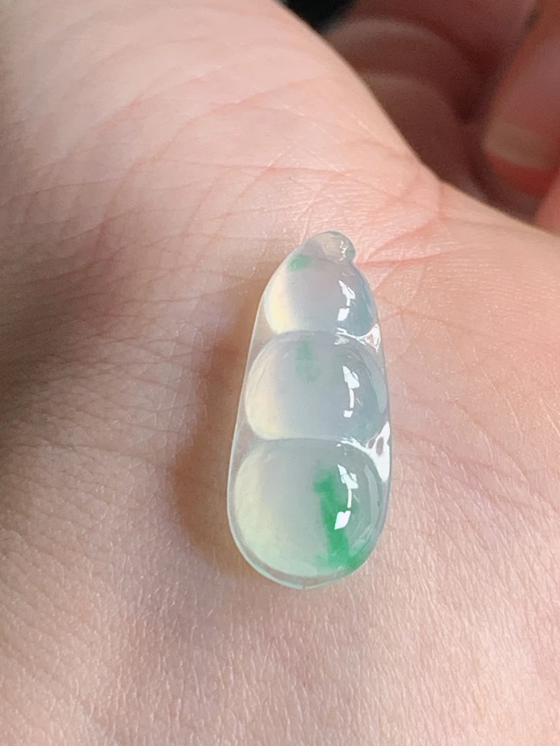 天然缅甸翡翠A货老坑冰种飘绿福豆吊坠，尺寸23*9.6*5.3