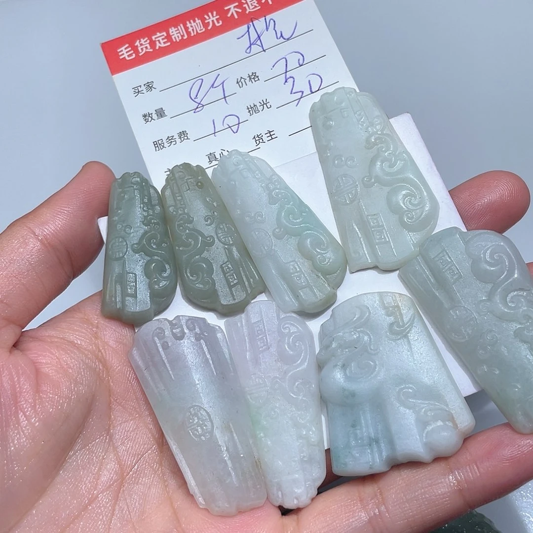 林***晨颈饰未镶嵌翡翠是