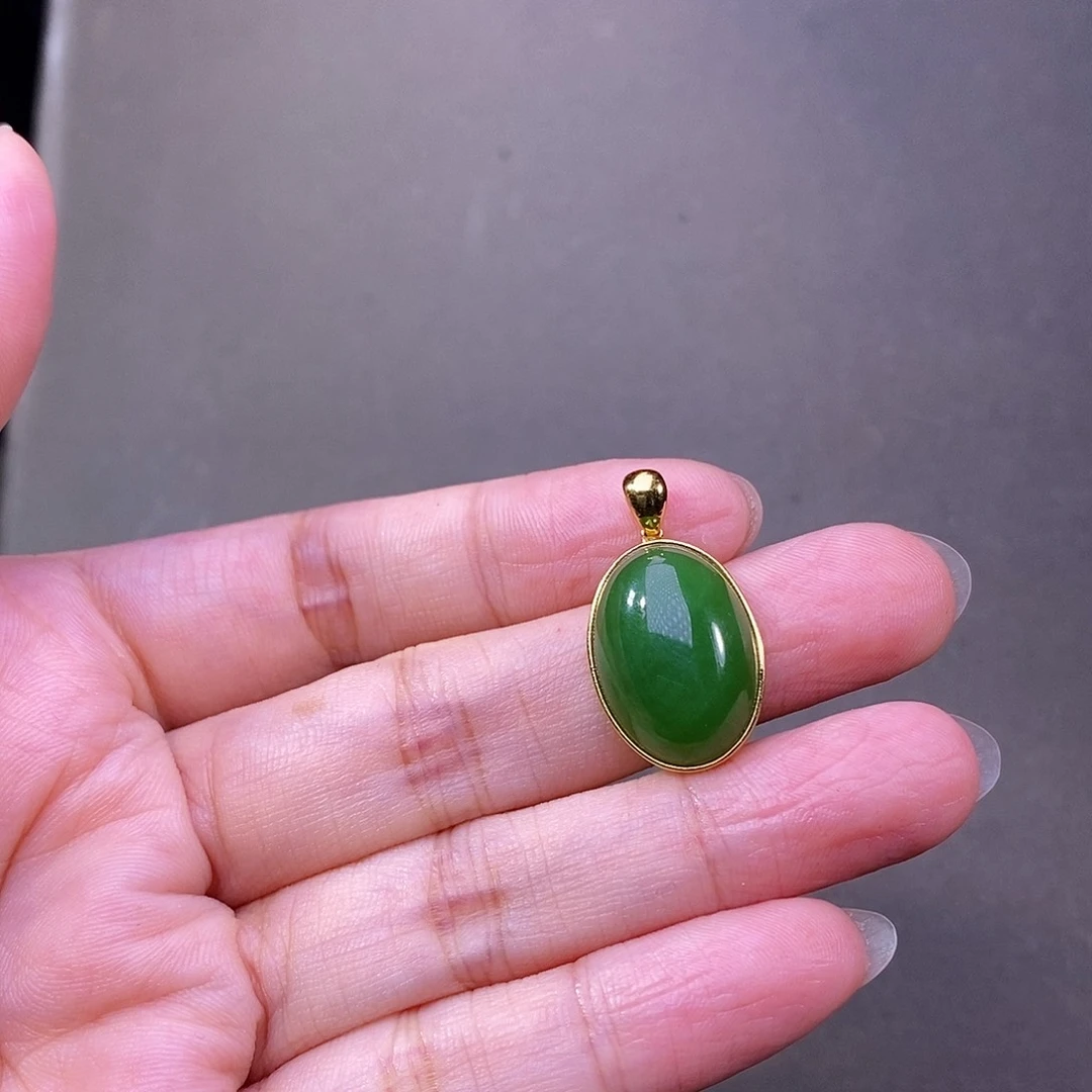 玫***瑰颈饰18K金镶嵌和田玉（碧玉）