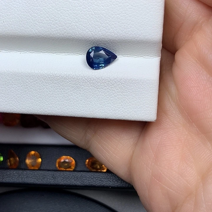 蓝宝石裸石1.04ct梦幻色蓝宝石水滴