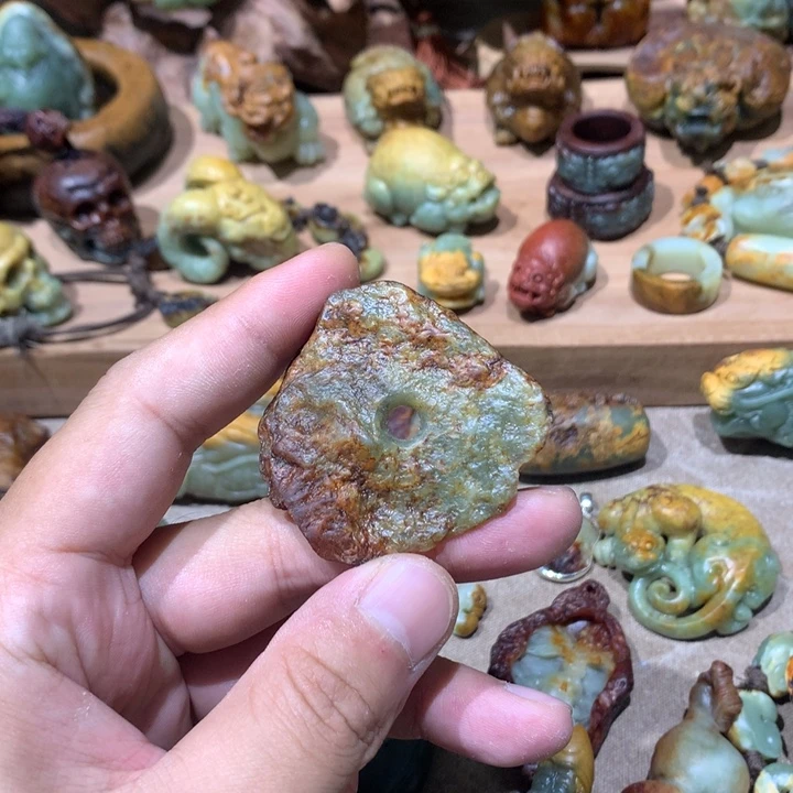 未镶嵌岫岩河磨玉（透闪石质玉）挂件