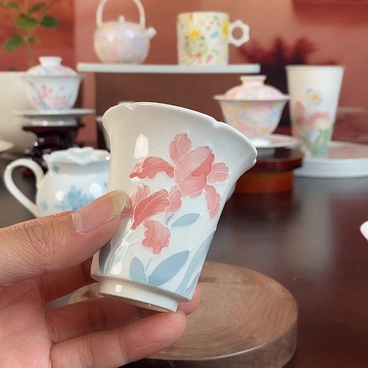 鸢尾花品茗杯手绘釉下高温