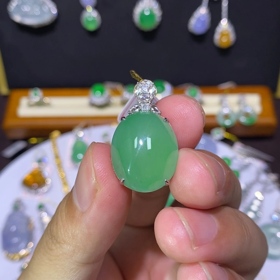 【闪购商品】颈饰18K金镶嵌翡翠