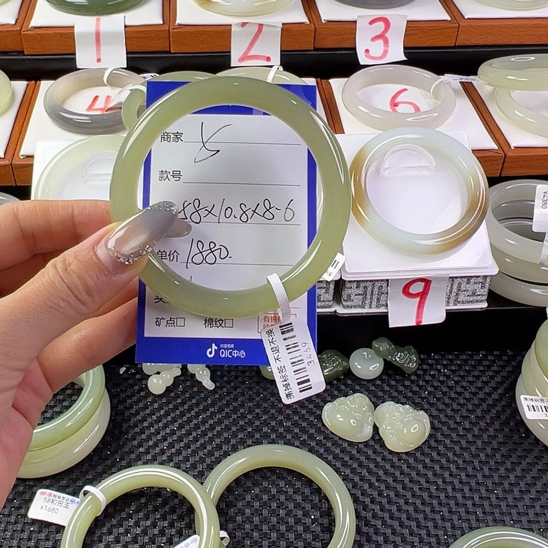 和田玉手镯未镶嵌小****?