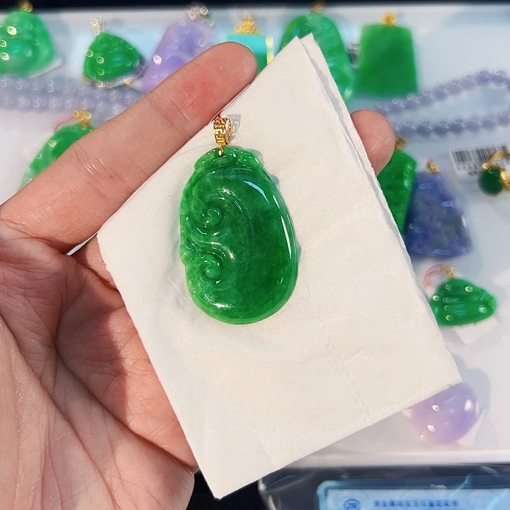 翡翠18K金镶嵌颈饰