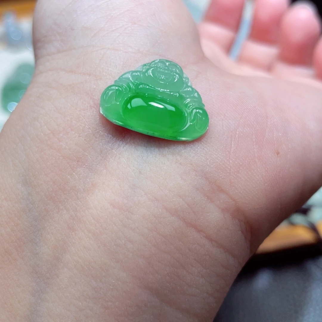 翡翠未镶嵌颈饰佛公
