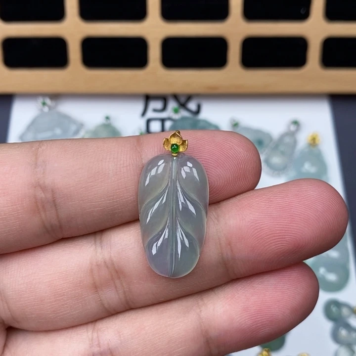翡翠18K金镶嵌吊坠(赠链)树叶