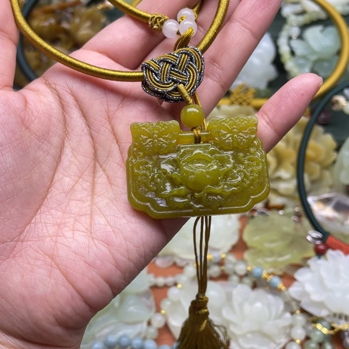 蛇纹石玉吊坠合金